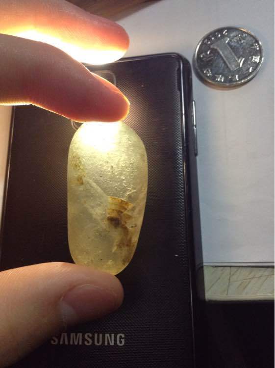 河里面捡到的透明的石头_河里面捡到的透明的