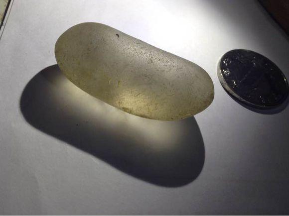 河里面捡到的透明的石头_河里面捡到的透明的