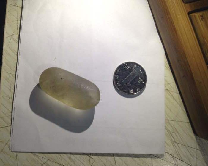 河里面捡到的透明的石头_河里面捡到的透明的