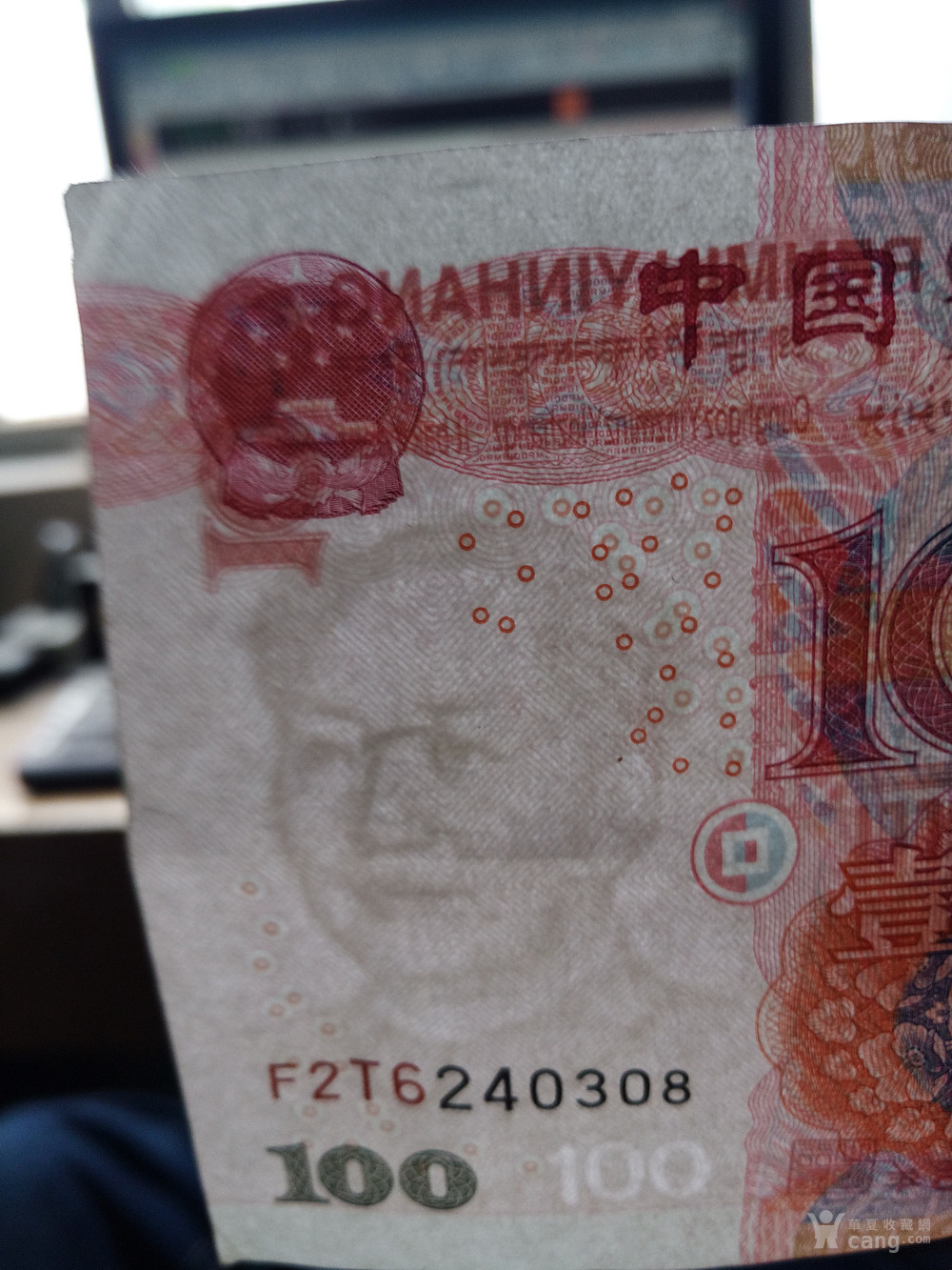 百元钞票暗藏头像,鼻梁上有一道黑印,摸了摸不想人为