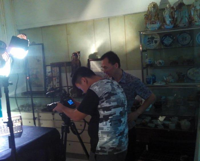 广东佛山电视台古董节目组到我店里拍摄藏品_