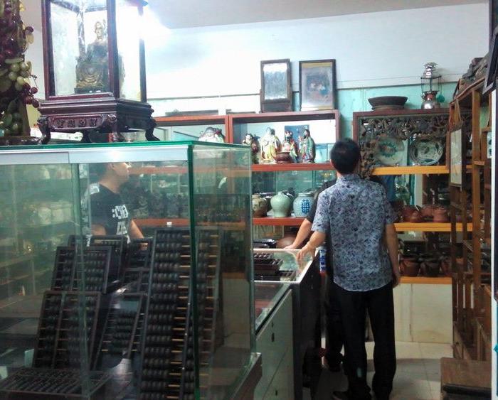 广东佛山电视台古董节目组到我店里拍摄藏品_