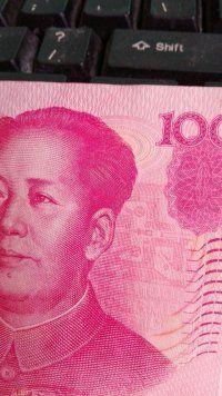 2005版人民币毛泽东头像上的头发上有深红的