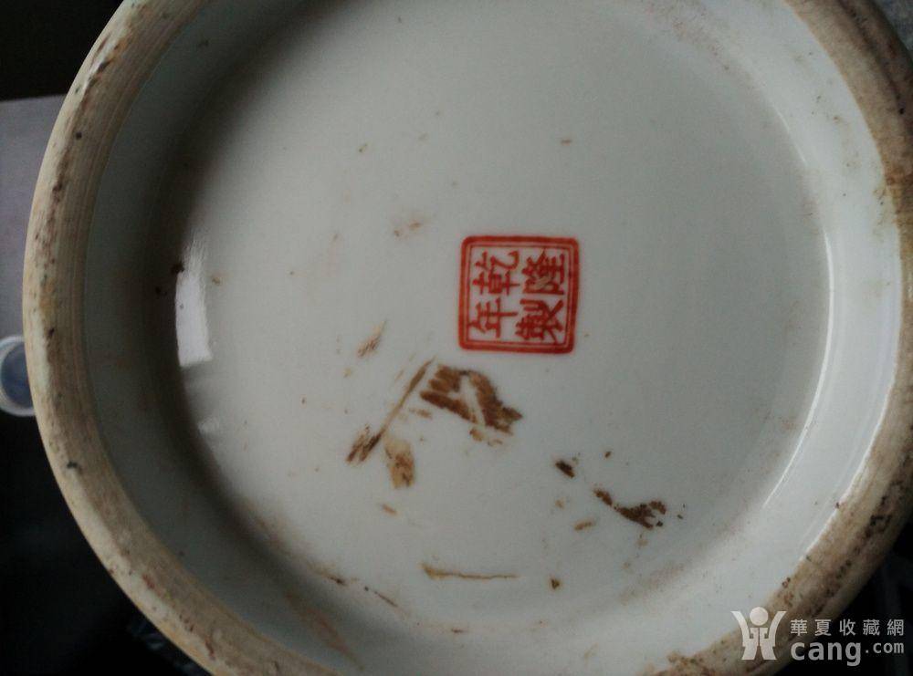 鉴评师号:216 鉴定时间:2015/12/02 12:08:14 年代新旧:现代 收藏价值:暂不定收藏价值 意见参考:只能说乾隆款八仙过海瓶,仅从用彩,纹饰画法,基本初步判断为80年代产品,不到文革,毕竟也有岁月洗礼,喜欢可以收藏,但目前市场价值不高。
