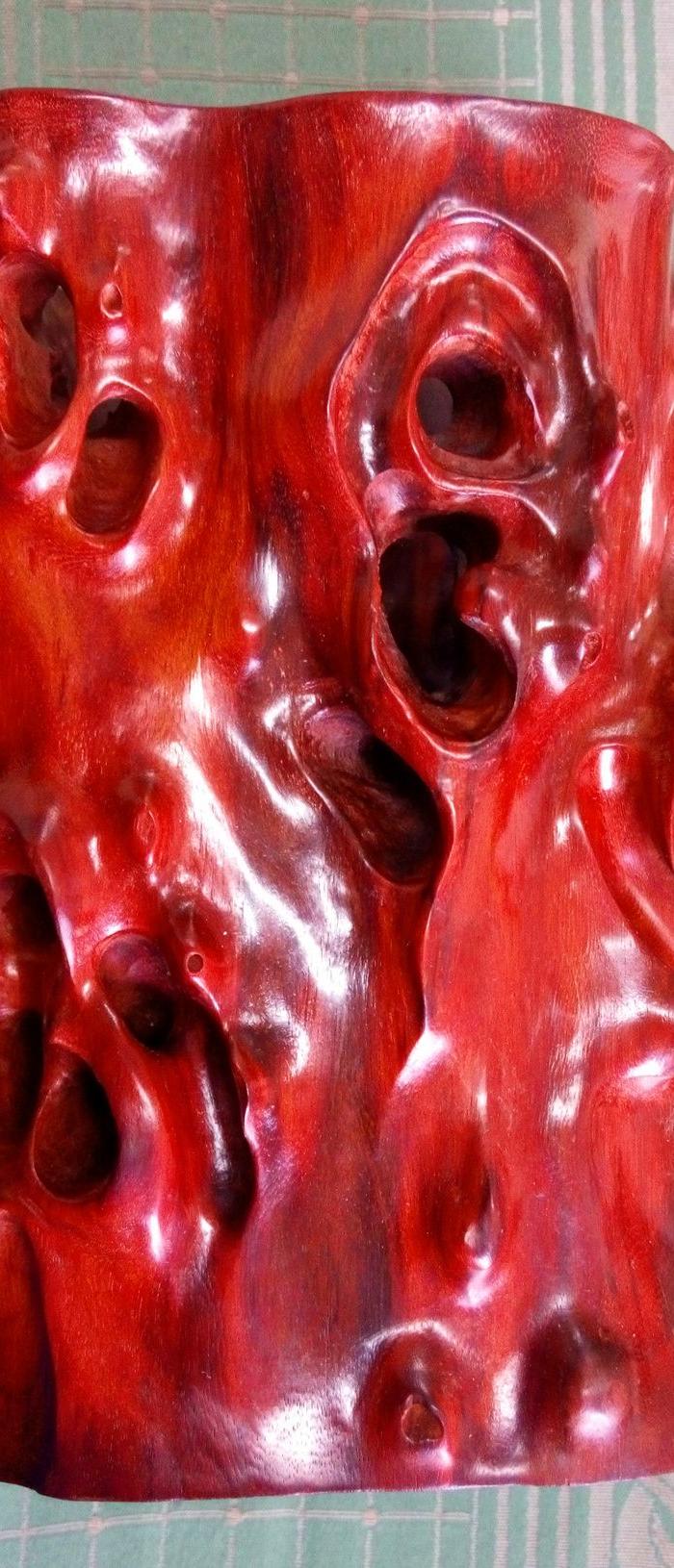 朋友送的方型血檀笔筒,不知道是不是真的?_朋