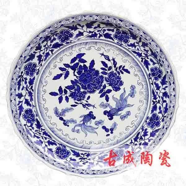 大瓷盘的主体工艺如果想通过现代机械、模具制作那是根本不可能的。原料必须采用景德镇原产的高岭土简称:(高白泥)以及传统的手工拉坯工艺成型。因此制作这款陶瓷的胚体都是工艺娴熟的老师傅手工拉坯成型。修胚待泥胚干燥后,纯手工绘制图案。这是先现代贴花工艺不可企及的。而这仅仅是其中的一部分,其最后取决与窑火烧制(古有十窑七不成的说法)就像我们制作10块150公分的瓷盘就必须要准备15块泥胚。甚至可能会更多。可想这不仅是我们日用的瓷盘。更多的是一件艺术品。陶瓷大瓷盘最初是从泥坯制作成型,所以瓷盘的直径越大,使得这款大瓷
