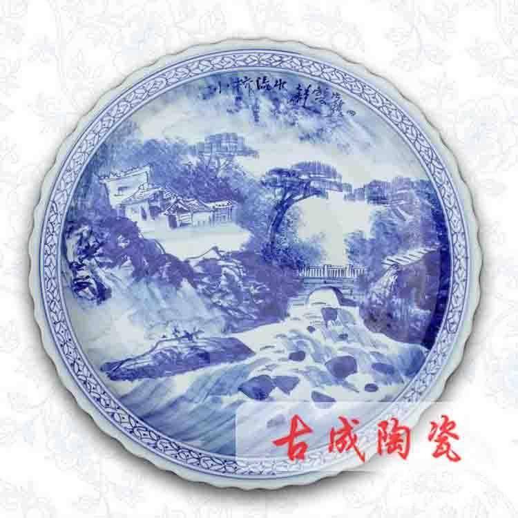 大瓷盘的主体工艺如果想通过现代机械、模具制作那是根本不可能的。原料必须采用景德镇原产的高岭土简称:(高白泥)以及传统的手工拉坯工艺成型。因此制作这款陶瓷的胚体都是工艺娴熟的老师傅手工拉坯成型。修胚待泥胚干燥后,纯手工绘制图案。这是先现代贴花工艺不可企及的。而这仅仅是其中的一部分,其最后取决与窑火烧制(古有十窑七不成的说法)就像我们制作10块150公分的瓷盘就必须要准备15块泥胚。甚至可能会更多。可想这不仅是我们日用的瓷盘。更多的是一件艺术品。陶瓷大瓷盘最初是从泥坯制作成型,所以瓷盘的直径越大,使得这款大瓷