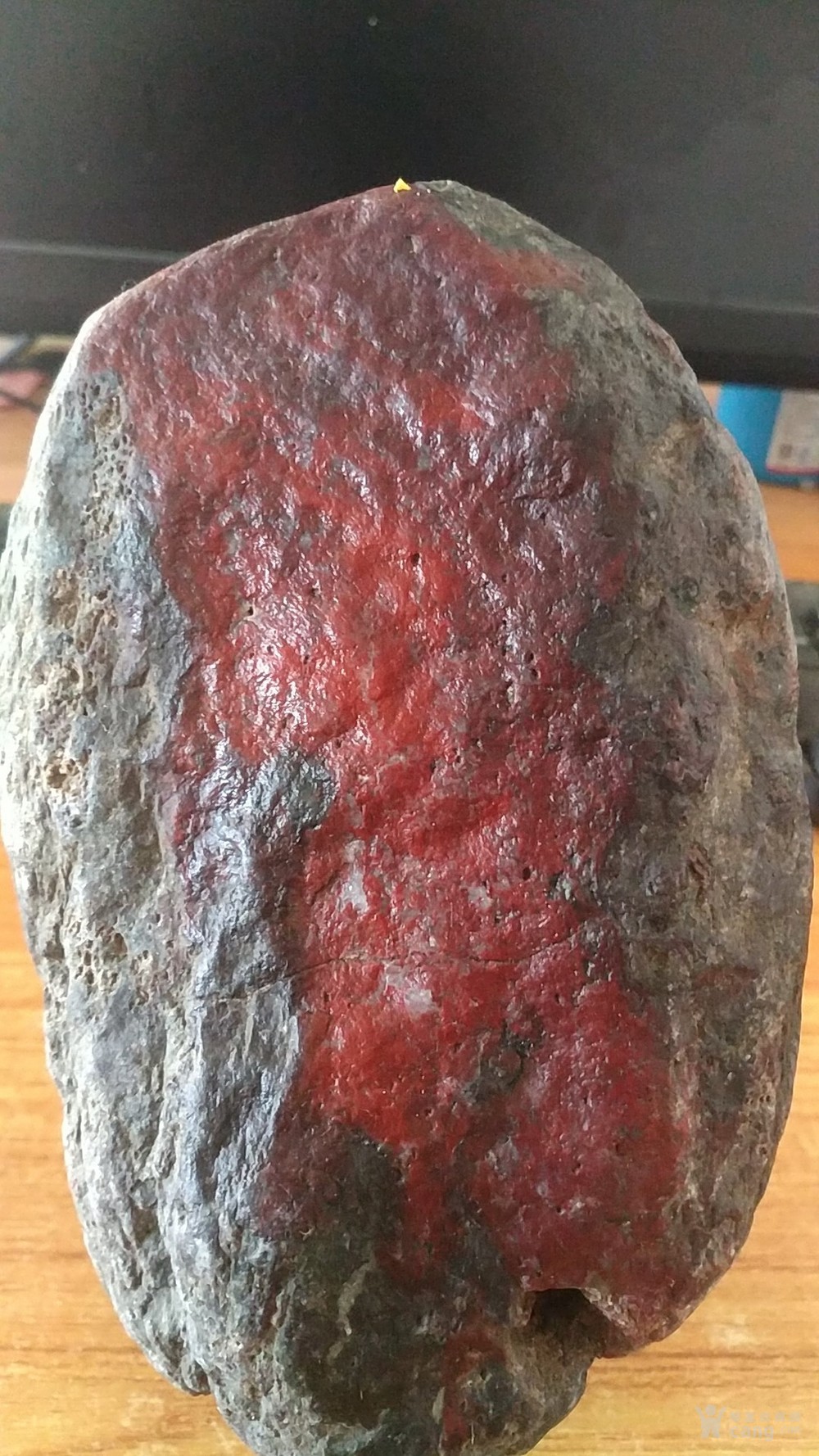 一块红石头硬度大,感觉压手有人说是红宝石原石,有说天红陨石