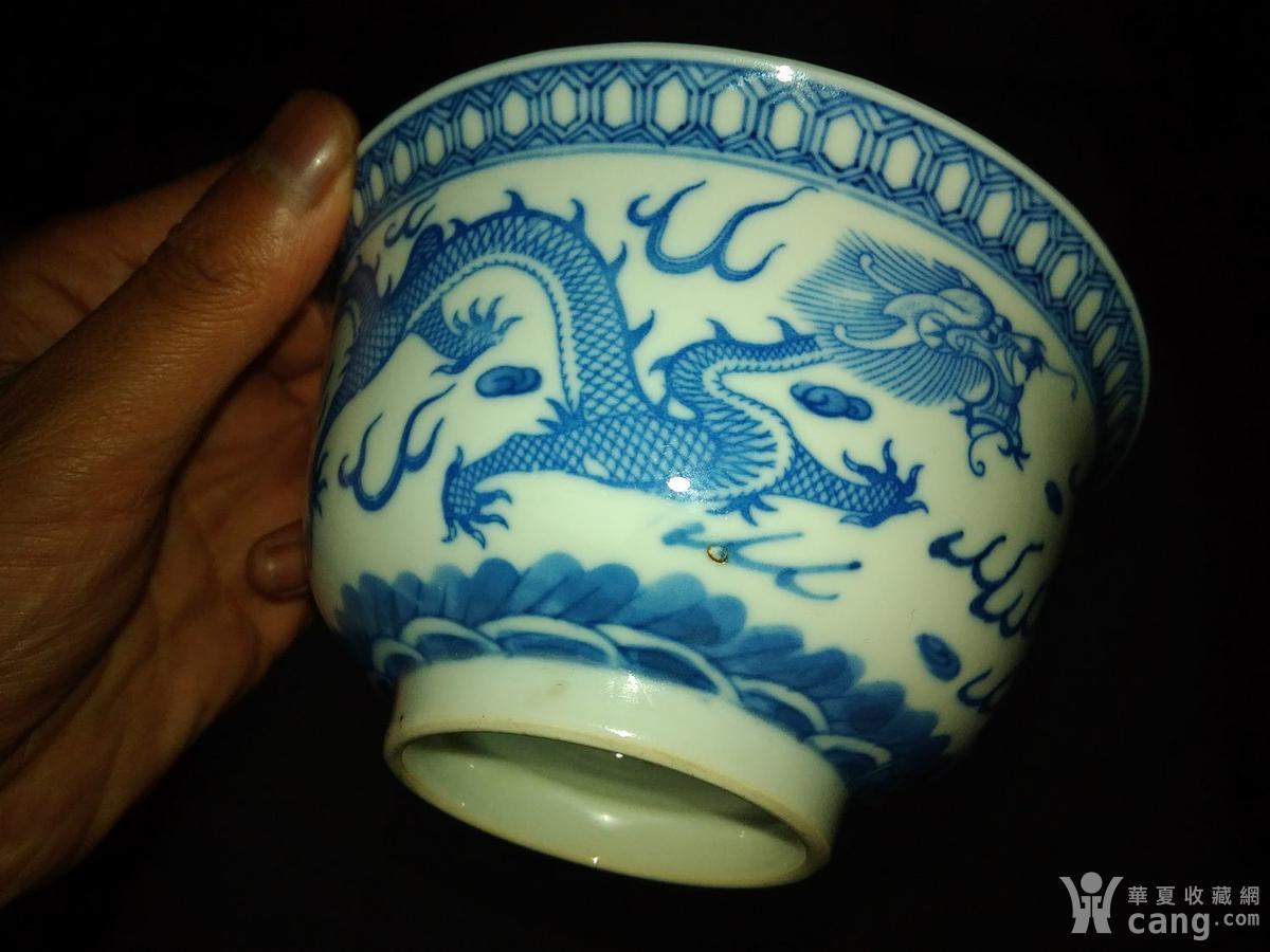 康熙玩玉款海水龙纹青花碗