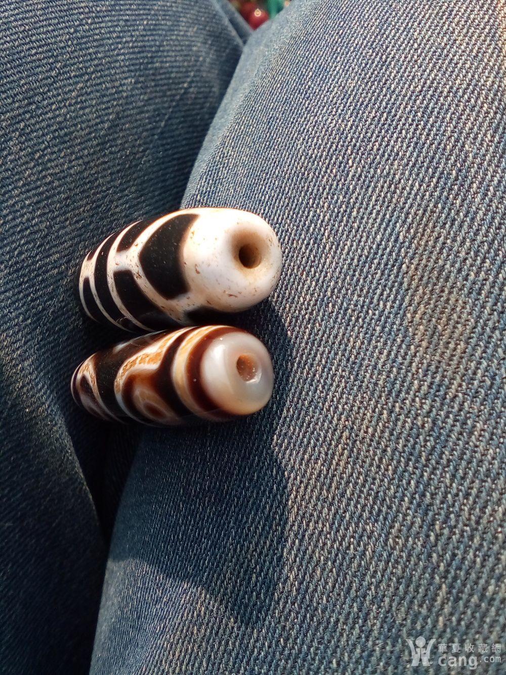 这两个有古代做的真的老的至纯天珠是真的天珠?多钱